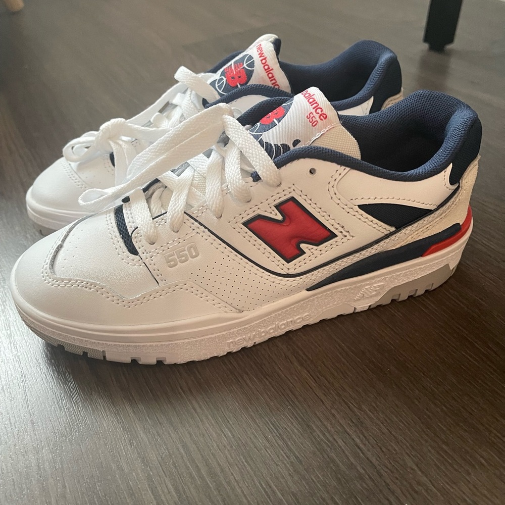 NWOB New Balance 550 juniors’ White and Navy Sneakers